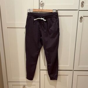 Women’s Vuori Performance Joggers in Raisin size S